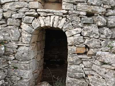 Sopra i bassi accessi, liberi o dotati di porticina, talvolta � presente una nicchia, forse un tempo sede di edicole votive (in foto un pagliaro di Terlizzi)